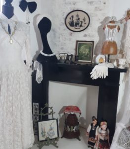 oude strijkijzers, bruidsjurk en doofpot bij schouw in TextielHuismuseum