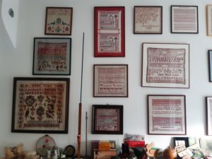 oude merklappen en fournituren in TextielHuismuseum