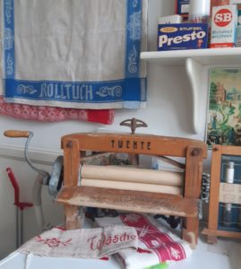 wringer, mangeldoeken, zeep en waspoeder in oude keuken in TextielHuismuseum